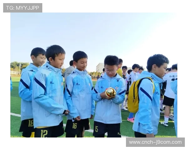 压倒性力量引领绿茵风暴足球战术与团队精神的完美融合