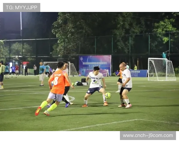 小区少年深夜以足球敲击房顶引发邻里矛盾居民投诉扰民问题亟待解决